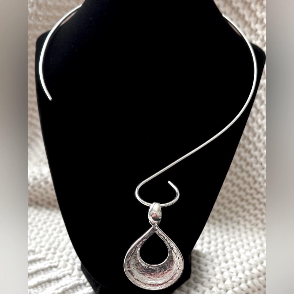Elegant Silver Tone Teardrop Pendant Necklace - Picture 5 of 10